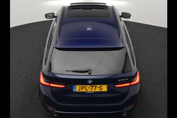 BMW 3 Serie Touring 320e Plug In Hybrid 204pk Dealer O.H. PHEV | Panodak | Widescreen Navi | Camera | Lederen Sportstoelen Verwarmd | Sfeerverlichting | Apple Carplay | Navigatie | Virtual | DAB | Tansanitblau II Metallic |