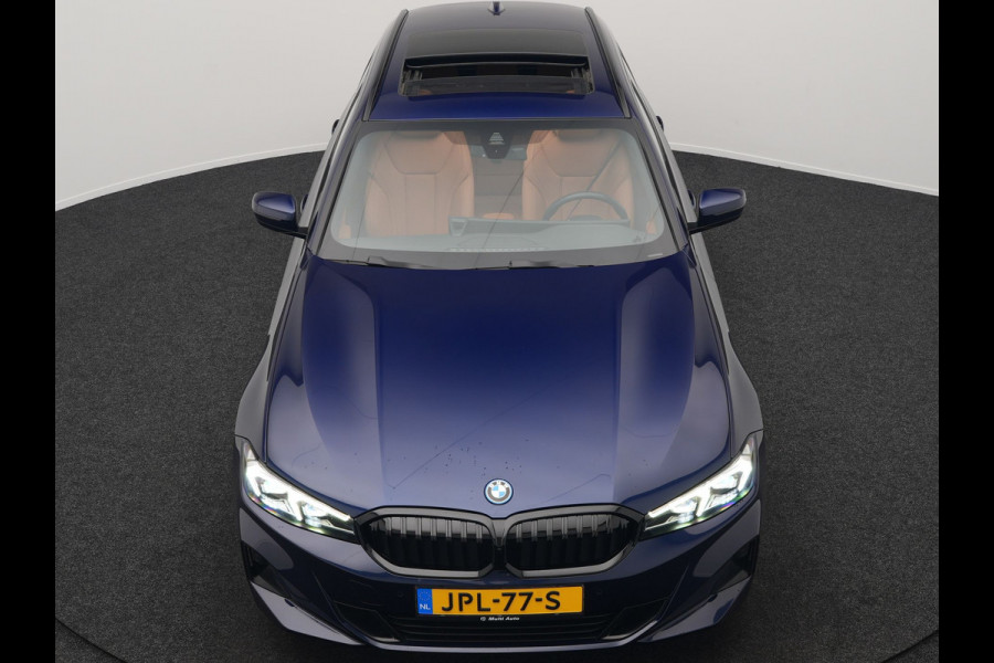 BMW 3 Serie Touring 320e Plug In Hybrid 204pk Dealer O.H. PHEV | Panodak | Widescreen Navi | Camera | Lederen Sportstoelen Verwarmd | Sfeerverlichting | Apple Carplay | Navigatie | Virtual | DAB | Tansanitblau II Metallic |