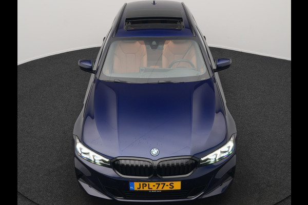 BMW 3 Serie Touring 320e Plug In Hybrid 204pk Dealer O.H. PHEV | Panodak | Widescreen Navi | Camera | Lederen Sportstoelen Verwarmd | Sfeerverlichting | Apple Carplay | Navigatie | Virtual | DAB | Tansanitblau II Metallic |