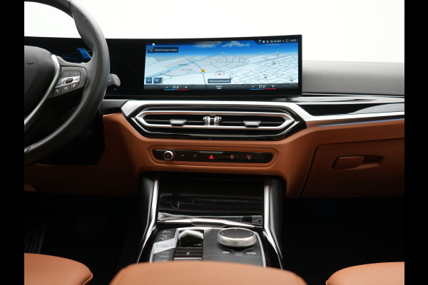 BMW 3 Serie Touring 320e Plug In Hybrid 204pk Dealer O.H. PHEV | Panodak | Widescreen Navi | Camera | Lederen Sportstoelen Verwarmd | Sfeerverlichting | Apple Carplay | Navigatie | Virtual | DAB | Tansanitblau II Metallic |