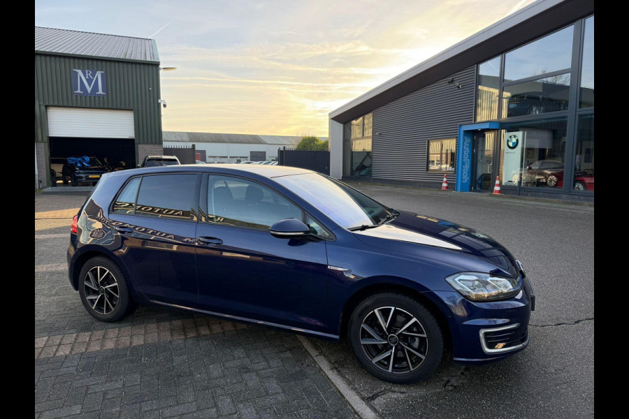 Volkswagen e-Golf e-Golf VERWACHT SOH 90% | ACHTERUITRIJ CAMERA | DIG. DASH| DODE HOEK| CARPLAY| STOELVERWARMING| LEUKE COMPLETE AUTO| RIJKLAAR INCL. 12 MND BOVAG GARANTIE