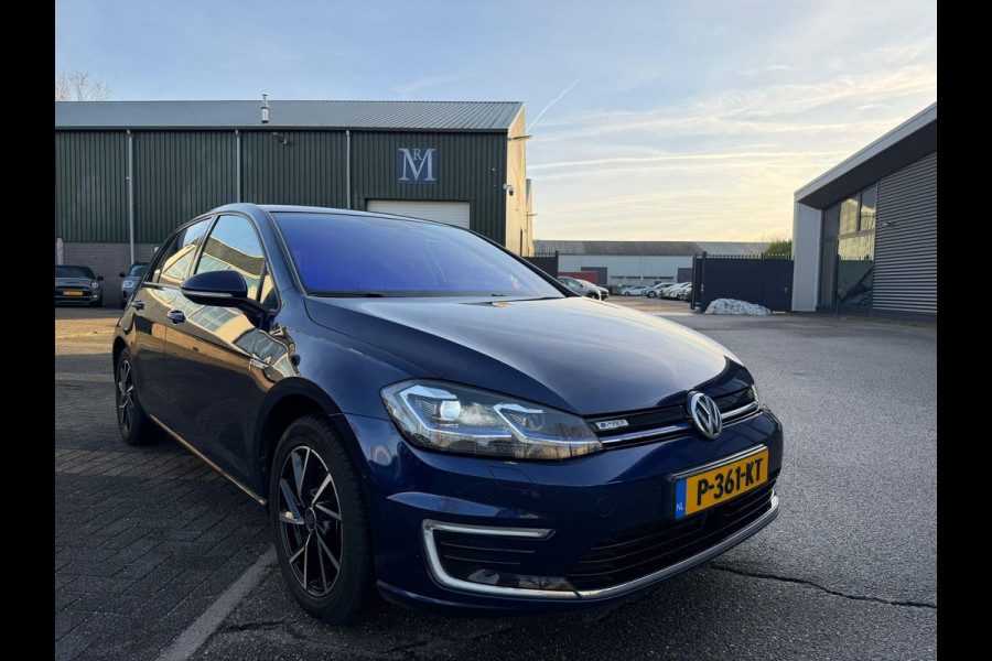 Volkswagen e-Golf e-Golf VERWACHT SOH 90% | ACHTERUITRIJ CAMERA | DIG. DASH| DODE HOEK| CARPLAY| STOELVERWARMING| LEUKE COMPLETE AUTO| RIJKLAAR INCL. 12 MND BOVAG GARANTIE