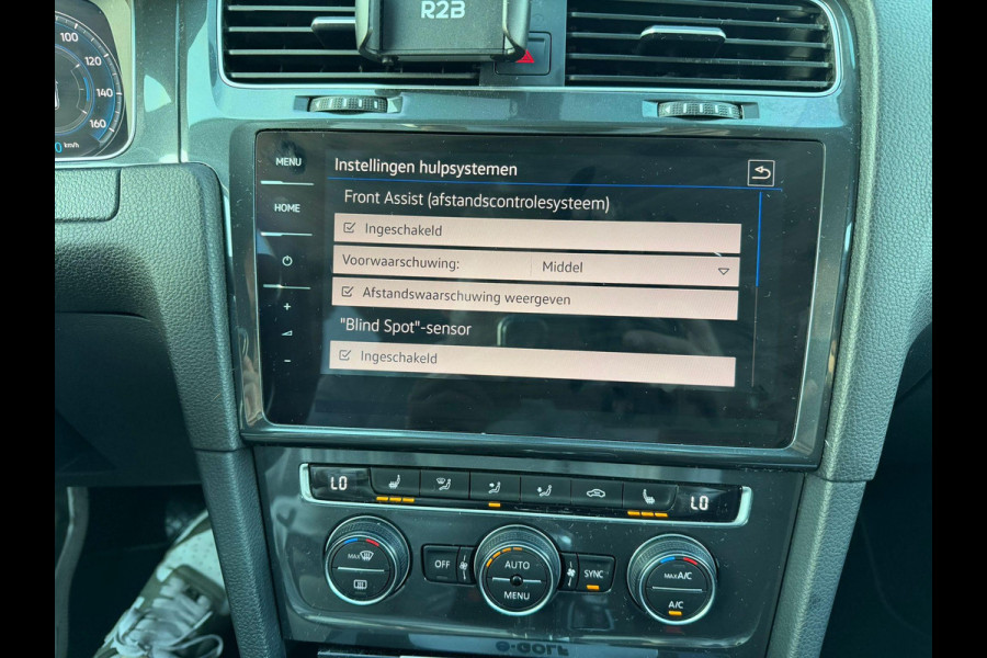 Volkswagen e-Golf e-Golf VERWACHT SOH 90% | ACHTERUITRIJ CAMERA | DIG. DASH| DODE HOEK| CARPLAY| STOELVERWARMING| LEUKE COMPLETE AUTO| RIJKLAAR INCL. 12 MND BOVAG GARANTIE