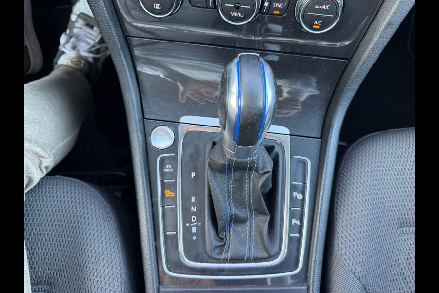 Volkswagen e-Golf e-Golf VERWACHT SOH 90% | ACHTERUITRIJ CAMERA | DIG. DASH| DODE HOEK| CARPLAY| STOELVERWARMING| LEUKE COMPLETE AUTO| RIJKLAAR INCL. 12 MND BOVAG GARANTIE