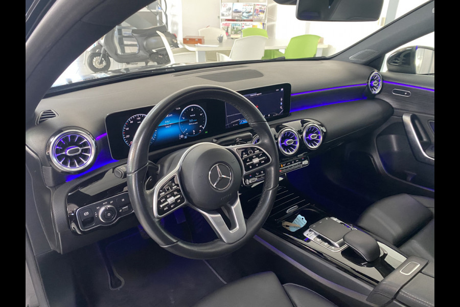 Mercedes-Benz A-Klasse 220 Launch Edition Premium Panoramadak / Leer / Trekhaak /19 inch velgen