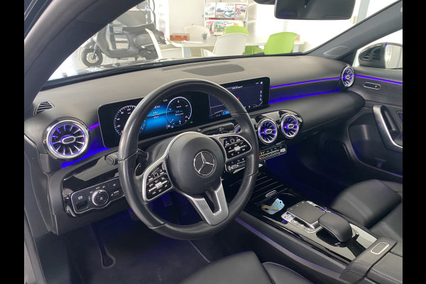 Mercedes-Benz A-Klasse 220 Launch Edition Premium Panoramadak / Leer / Trekhaak /19 inch velgen