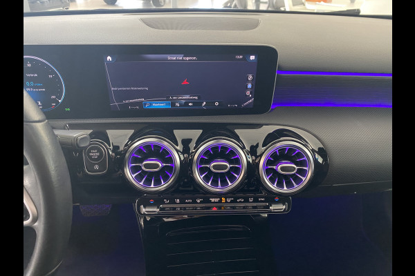 Mercedes-Benz A-Klasse 220 Launch Edition Premium Panoramadak / Leer / Trekhaak /19 inch velgen