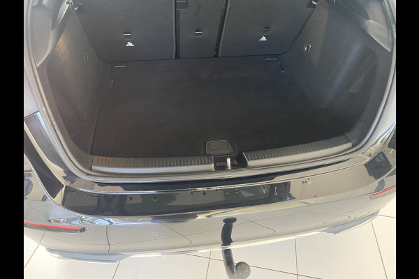Mercedes-Benz A-Klasse 220 Launch Edition Premium Panoramadak / Leer / Trekhaak /19 inch velgen