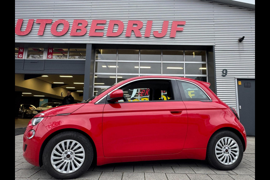 Fiat 500 Electric -RED Edition 24 kWh - 5500 KM Apple CarPlay / Navigatie I LED I Veiligheid Pakket I