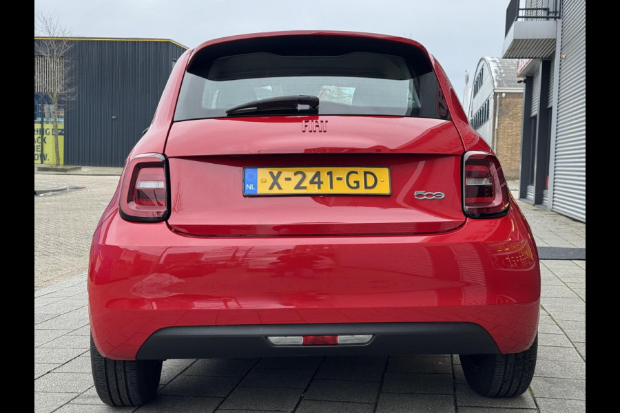 Fiat 500 Electric -RED Edition 24 kWh - 5500 KM Apple CarPlay / Navigatie I LED I Veiligheid Pakket I