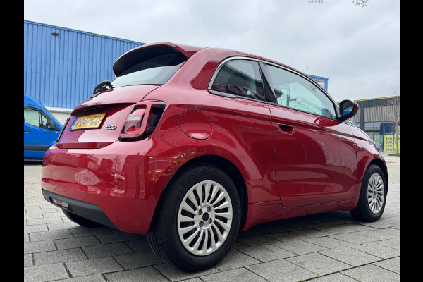 Fiat 500 Electric -RED Edition 24 kWh - 5500 KM Apple CarPlay / Navigatie I LED I Veiligheid Pakket I