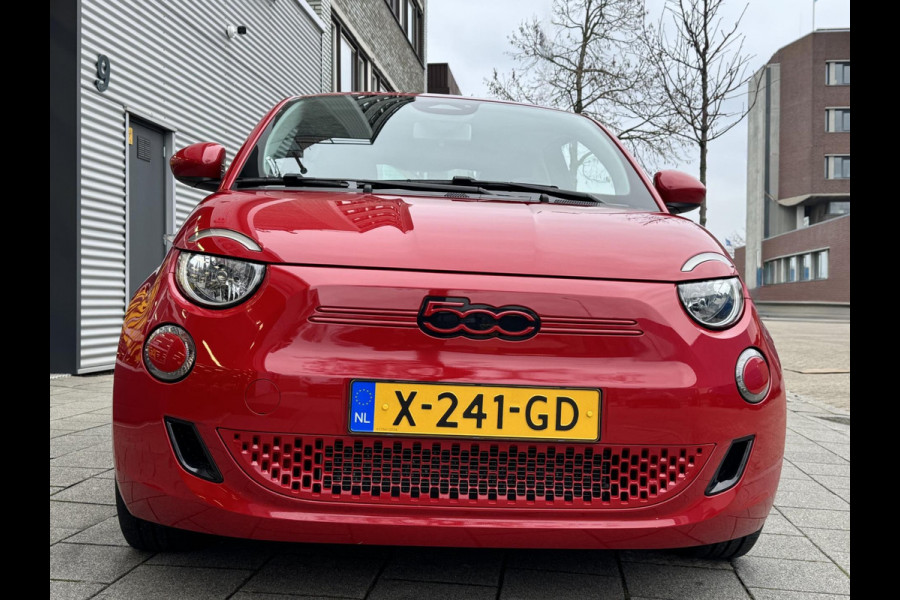 Fiat 500 Electric -RED Edition 24 kWh - 5500 KM Apple CarPlay / Navigatie I LED I Veiligheid Pakket I