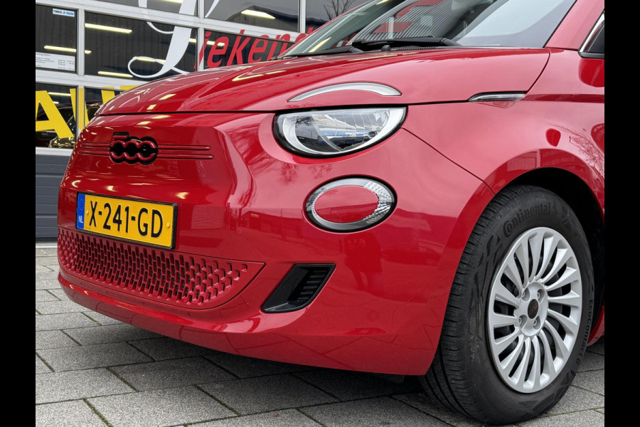 Fiat 500 Electric -RED Edition 24 kWh - 5500 KM Apple CarPlay / Navigatie I LED I Veiligheid Pakket I