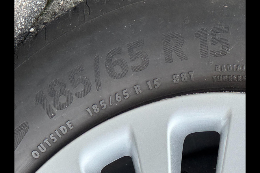 Fiat 500 Electric -RED Edition 24 kWh - 5500 KM Apple CarPlay / Navigatie I LED I Veiligheid Pakket I