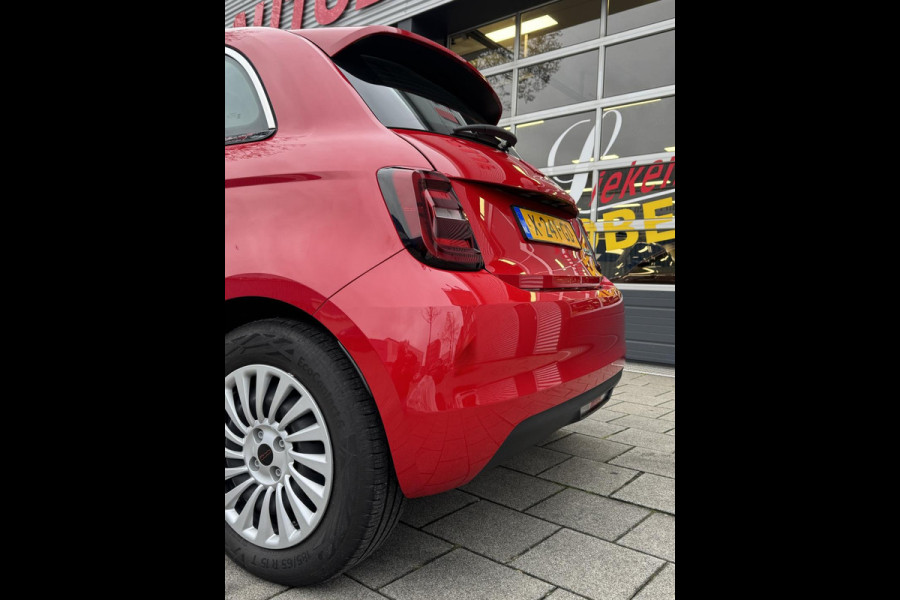 Fiat 500 Electric -RED Edition 24 kWh - 5500 KM Apple CarPlay / Navigatie I LED I Veiligheid Pakket I