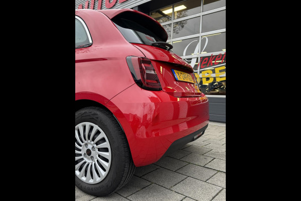 Fiat 500 Electric -RED Edition 24 kWh - 5500 KM Apple CarPlay / Navigatie I LED I Veiligheid Pakket I