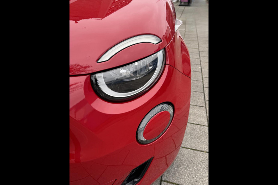 Fiat 500 Electric -RED Edition 24 kWh - 5500 KM Apple CarPlay / Navigatie I LED I Veiligheid Pakket I