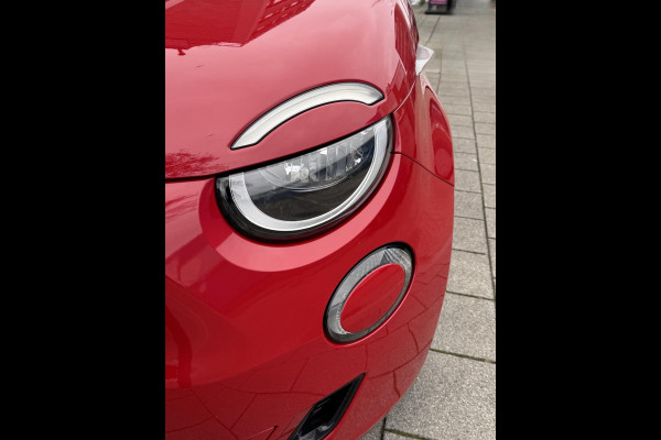 Fiat 500 Electric -RED Edition 24 kWh - 5500 KM Apple CarPlay / Navigatie I LED I Veiligheid Pakket I