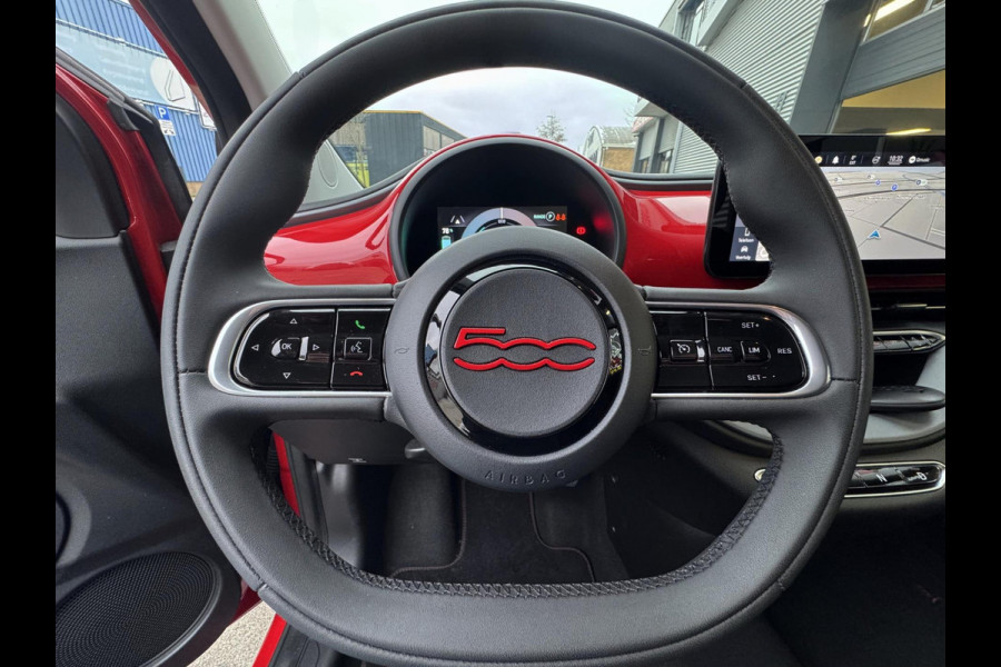 Fiat 500 Electric -RED Edition 24 kWh - 5500 KM Apple CarPlay / Navigatie I LED I Veiligheid Pakket I