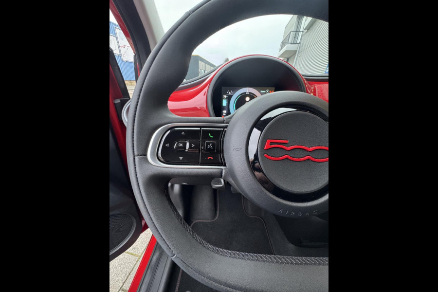 Fiat 500 Electric -RED Edition 24 kWh - 5500 KM Apple CarPlay / Navigatie I LED I Veiligheid Pakket I
