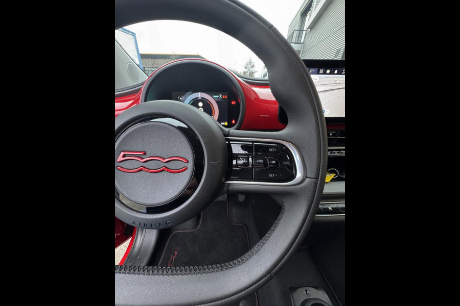 Fiat 500 Electric -RED Edition 24 kWh - 5500 KM Apple CarPlay / Navigatie I LED I Veiligheid Pakket I