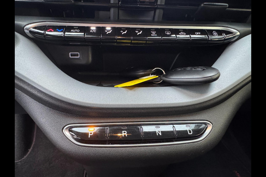 Fiat 500 Electric -RED Edition 24 kWh - 5500 KM Apple CarPlay / Navigatie I LED I Veiligheid Pakket I
