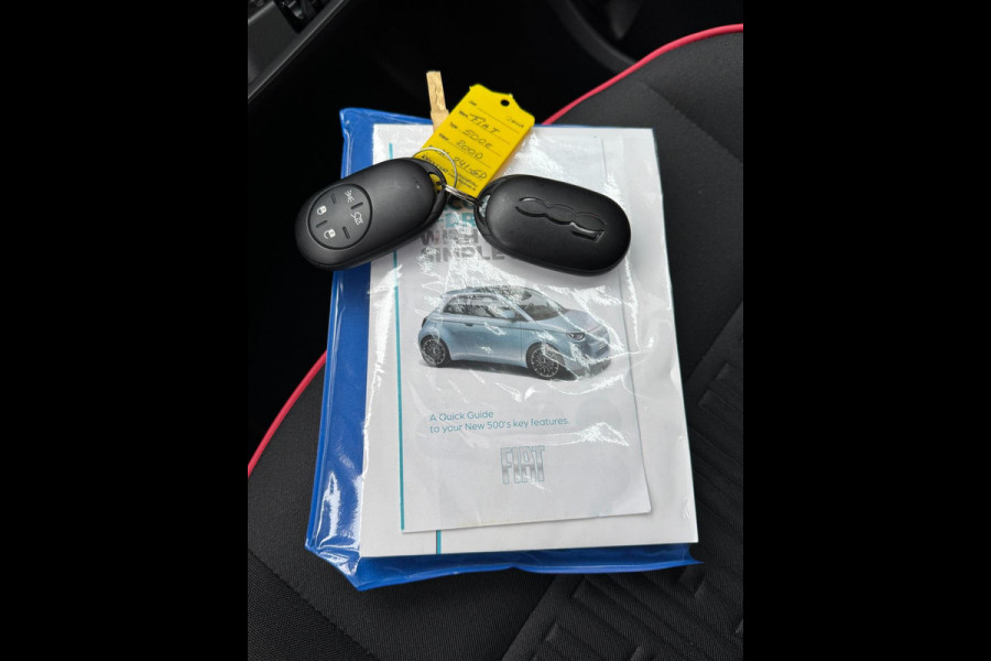 Fiat 500 Electric -RED Edition 24 kWh - 5500 KM Apple CarPlay / Navigatie I LED I Veiligheid Pakket I