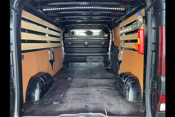 Renault Trafic 2.0 dCi 120pk T29 L2H1 Work Edition / vaste prijs rijklaar € 17.950 ex btw / euro 6 / bpm vrij / lease vanaf € 302 / imperial / trekhaak / camera / airco / cruise control