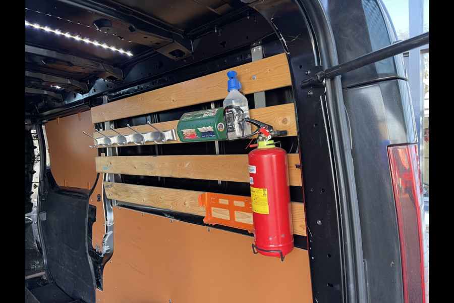 Renault Trafic 2.0 dCi 120pk T29 L2H1 Work Edition / vaste prijs rijklaar € 17.950 ex btw / euro 6 / bpm vrij / lease vanaf € 302 / imperial / trekhaak / camera / airco / cruise control