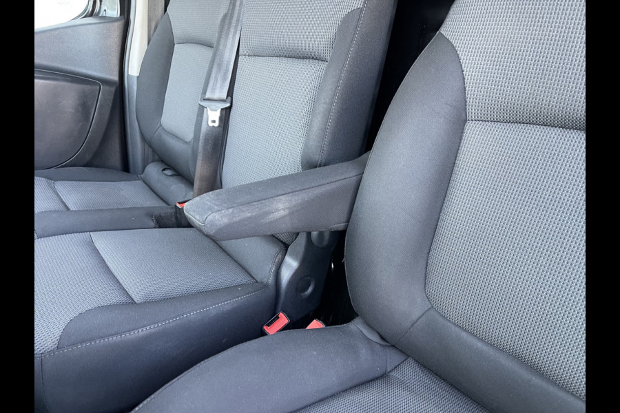 Renault Trafic 2.0 dCi 120pk T29 L2H1 Work Edition / vaste prijs rijklaar € 17.950 ex btw / euro 6 / bpm vrij / lease vanaf € 302 / imperial / trekhaak / camera / airco / cruise control