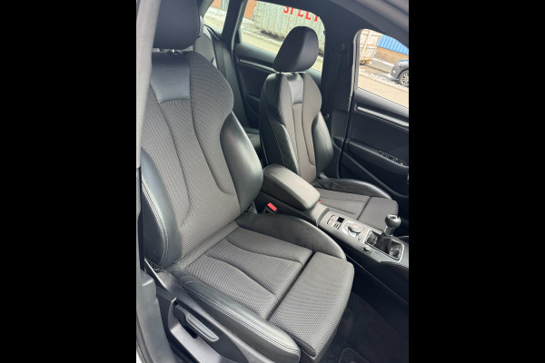 Audi A3 Sportback 30 TFSI Sport S Line Edition - Navigatie I Airco I Sport interieur & Velgen I PDC I Dealer onderhouden