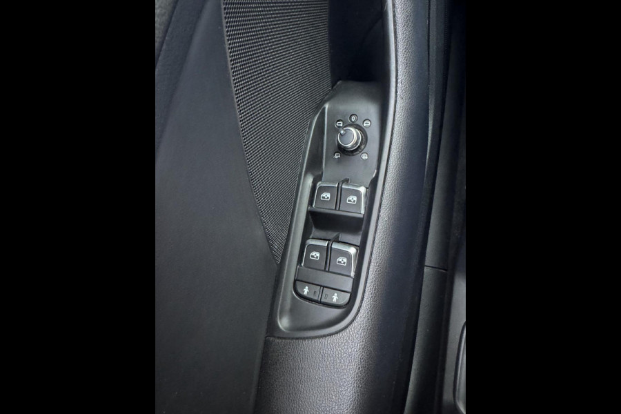 Audi A3 Sportback 30 TFSI Sport S Line Edition - Navigatie I Airco I Sport interieur & Velgen I PDC I Dealer onderhouden