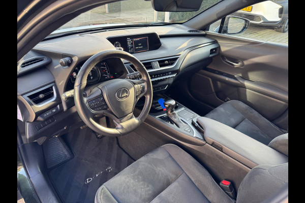 Lexus UX 250h Preference Line | Trekhaak, 18 inch, Keyless, Dodehoekherkenning, Parkeersensoren, Stoel + Stuurverwarming