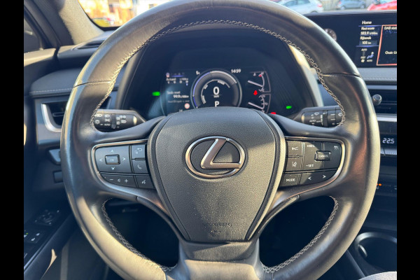 Lexus UX 250h Preference Line | Trekhaak, 18 inch, Keyless, Dodehoekherkenning, Parkeersensoren, Stoel + Stuurverwarming