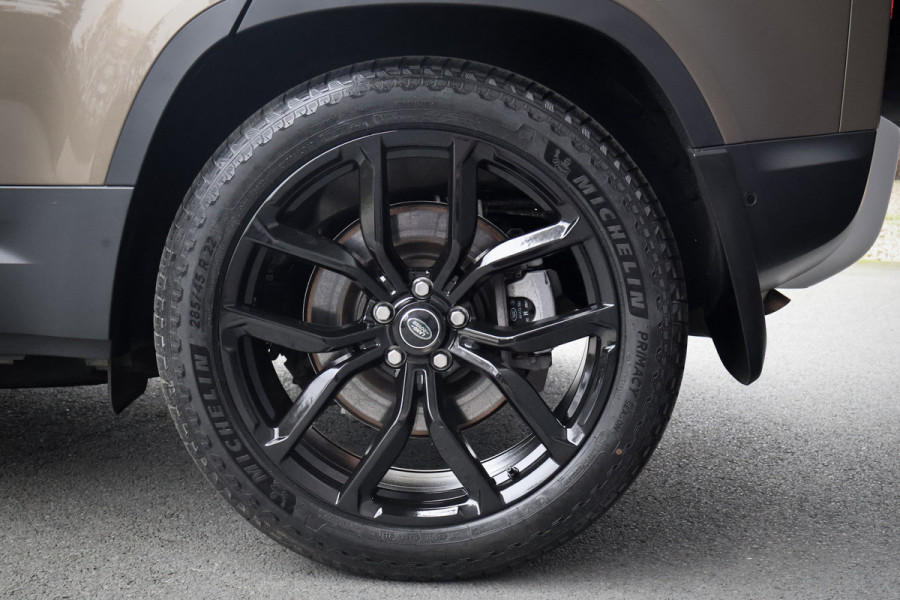 Land Rover Defender 110 P400e 110 SE | 22" | ADAPTIVE CRUISE | BLACK PACK | COMFORT PACK | COLD CLIMATE PACK | OFF-ROAD PACK | HEAD-UP | CLEARSIGHT