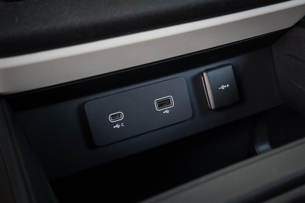 Land Rover Defender 110 P400e 110 SE | 22" | ADAPTIVE CRUISE | BLACK PACK | COMFORT PACK | COLD CLIMATE PACK | OFF-ROAD PACK | HEAD-UP | CLEARSIGHT