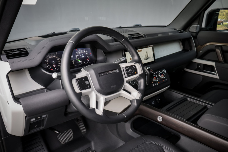 Land Rover Defender 110 P400e 110 SE | 22" | ADAPTIVE CRUISE | BLACK PACK | COMFORT PACK | COLD CLIMATE PACK | OFF-ROAD PACK | HEAD-UP | CLEARSIGHT