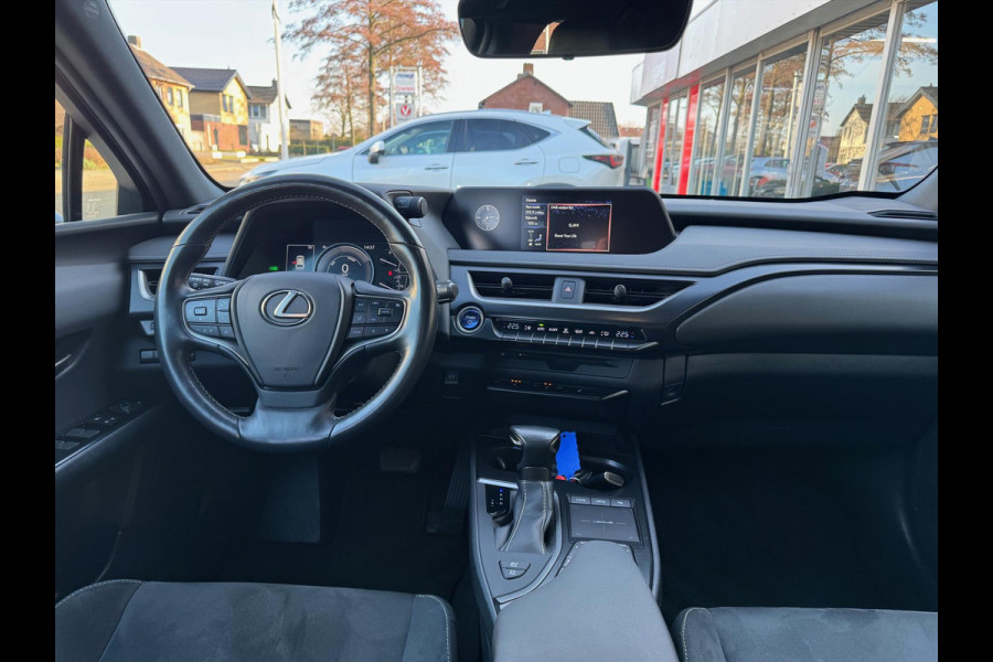 Lexus UX 250h Preference Line | Trekhaak, 18 inch, Keyless, Dodehoekherkenning, Parkeersensoren, Stoel + Stuurverwarming