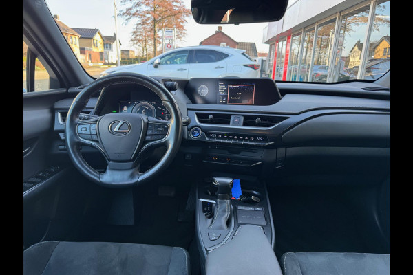 Lexus UX 250h Preference Line | Trekhaak, 18 inch, Keyless, Dodehoekherkenning, Parkeersensoren, Stoel + Stuurverwarming