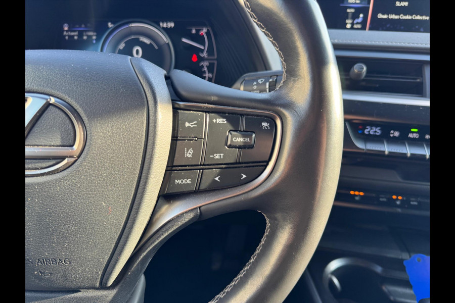 Lexus UX 250h Preference Line | Trekhaak, 18 inch, Keyless, Dodehoekherkenning, Parkeersensoren, Stoel + Stuurverwarming