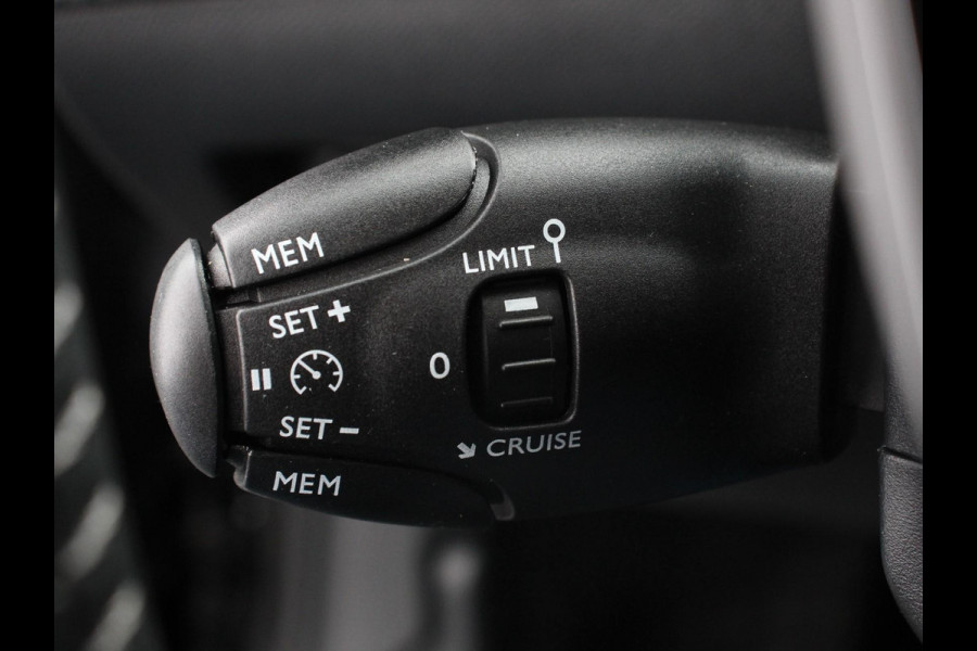 Peugeot e-208 EV Allure Pack 50 kWh Navigatie 3d Digitale Cockpit Camera Climate control Stoelverwarming