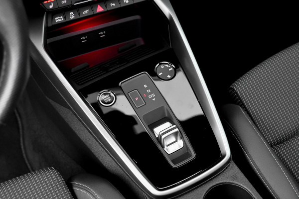 Audi A3 Sportback 45 TFSI e 3x S-Line Competition. Pano, ACC, Keyless, Sfeer, CarPlay!