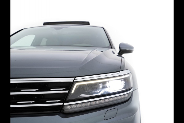 Volkswagen Tiguan Allspace 1.5 TSI R-line Highline Business (7-Pers.) (INCL-BTW) Aut * PANO | NAVI-FULLMAP | XENON | ALCANTARA | HEATED-ERGONOMIC-SPORTSEATS | KEYLESS | PRIVACY-GLASS | CAMERA | DAB | DIGI-COCKPIT | PDC | TOWBAR | ECC | 19"ALU*