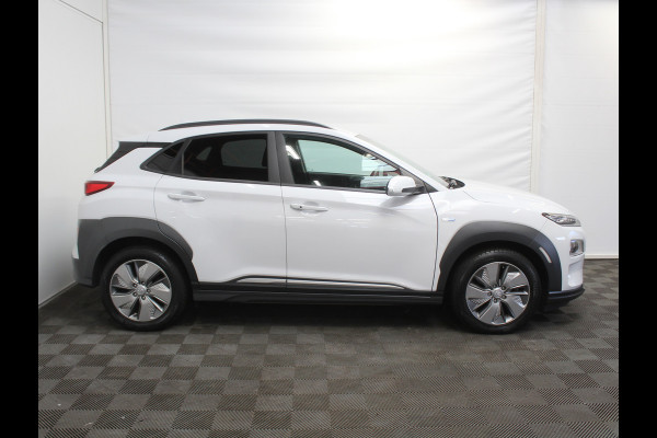 Hyundai Kona EV Fashion 64 kWh CLIMATE | ADAPCRUISE | CAMERA | CARPLAY | LMV17 | LED | DAB | HEAD-UP | NAVI | PDCA | 3FASE