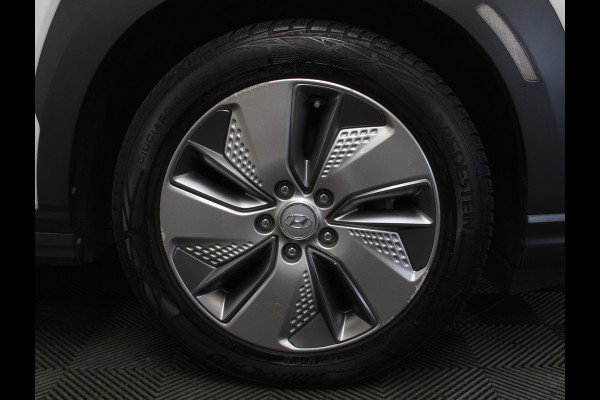 Hyundai Kona EV Fashion 64 kWh CLIMATE | ADAPCRUISE | CAMERA | CARPLAY | LMV17 | LED | DAB | HEAD-UP | NAVI | PDCA | 3FASE