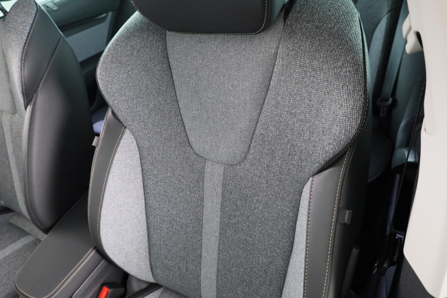 Škoda Octavia Hatchback Business Edition 1.5 TSI M-HEV 115pk DSG 115pk DSG | Private lease vanaf 731,-- | Parkeercamera | 17 inch Lichtmetalen velgen |  Verwarmbare voorstoelen | 13 inch display | Adaptieve Cruise Control