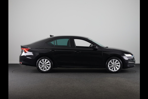 Škoda Octavia Hatchback Business Edition 1.5 TSI M-HEV 115pk DSG 115pk DSG | Private lease vanaf 731,-- | Parkeercamera | 17 inch Lichtmetalen velgen |  Verwarmbare voorstoelen | 13 inch display | Adaptieve Cruise Control