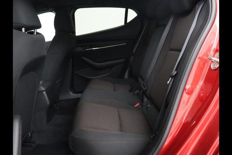 Mazda 3 2.0 e-SkyActiv-G Sportive | Head-Up | Stoelverwarming | Adaptive cruise | Camera | Carplay | Stuurverwarming | Navigatie | Climate control | Bluetooth | Parkeerhulp | Full LED