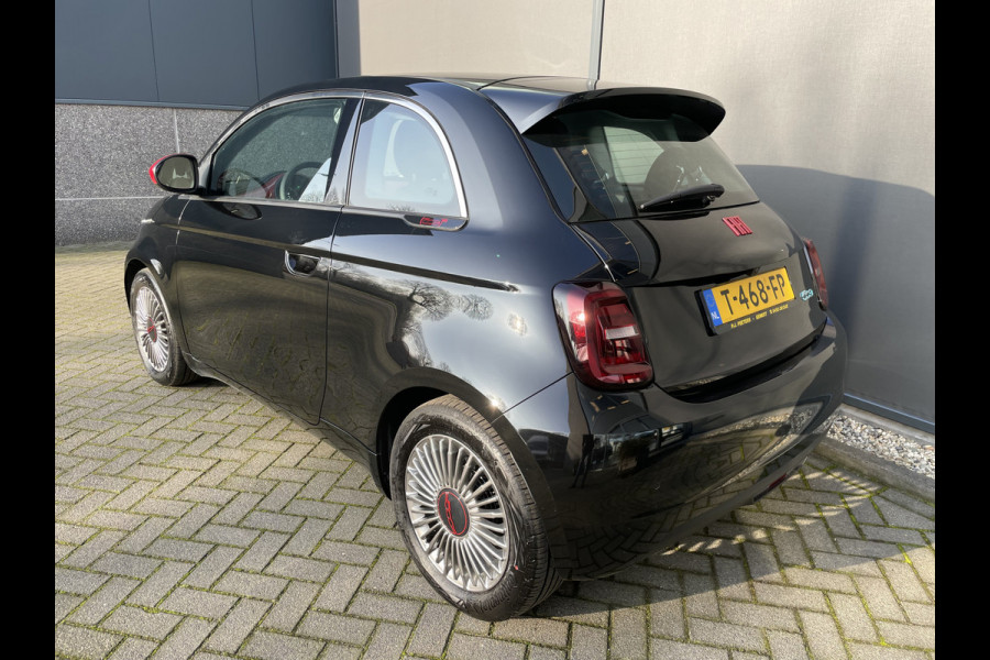 Fiat 500 RED 42 kWh Airco - Achteruitrijcamera - Apple carplay - Cruise control - Parkeersensor achter - Navigatiesysteem full map - Bluetooth - Centrale vergrendeling - Elektrische ramen voor - Keyless start -  Stuur multifunctioneel