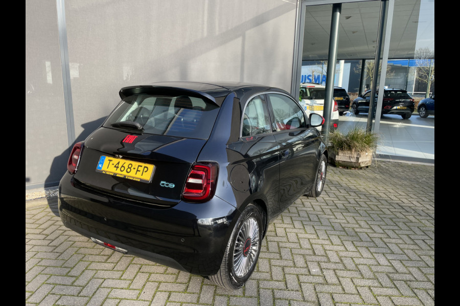 Fiat 500 RED 42 kWh Airco - Achteruitrijcamera - Apple carplay - Cruise control - Parkeersensor achter - Navigatiesysteem full map - Bluetooth - Centrale vergrendeling - Elektrische ramen voor - Keyless start -  Stuur multifunctioneel